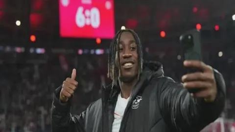 NBA：湖人队惊险逆转胜勇士 115-113险胜