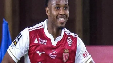 巴黎奥运，中国健儿塞纳河畔熠熠生辉